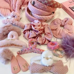 Rosa Strick Haarschmuck Set, süße Plüsch Haarreifen, süße Spangen und Scrunchies Detailansicht.