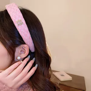 Rosa gestrickter Tweed Haarreif für Damen, süßer Haarschmuck mit Metallbuchstaben und tollem Stil.