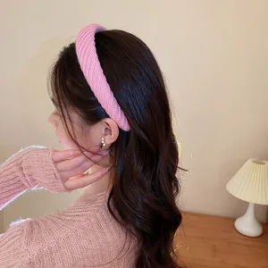 Detailansicht des eleganten rosa Strick-Haarbandes mit feiner Textur und tollem Look.