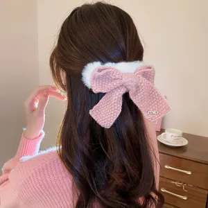 Rosa Strick Haarklammer mit weißem Plüschrand und Strass Detail für Herbst und Winter Stile.