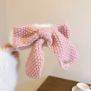 Süßes rosa gestricktes Schleifen-Haarband Detail, Winter Haaraccessoire mit Plüschrand.