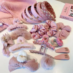 Rosa Winter Pluesch und gestrickte Haarschmuck Set mit Haarreif und Haarklammern fuer Damen.