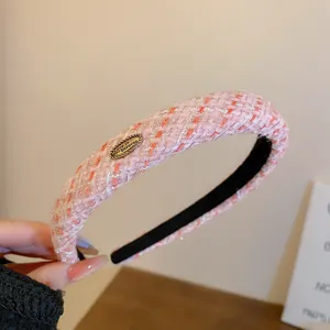 Rosa Tweed Strick Haarreif mit Metall Logo Detail, süßes winterliches Hairaccessoire.