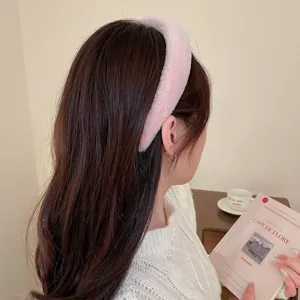 Modischer rosa Plüsch Haarreif für Damen, flauschiger Winter Haarreif mit hohem Kroneneffekt.