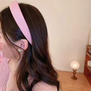 Detailansicht eines süßen rosa Strick-Haarreifs für Damen, hoher Kronen-Stil, Haar-Accessoire.