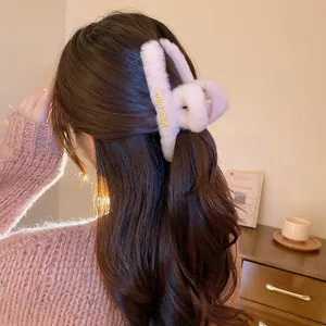 Pluesch Haarklammer fuer Damen Winter suess rosa Haaraccessoires flauschige Haarkralle Clip