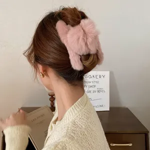 Rosa Plüsch Haarklammer Detailaufnahme, süßes flauschiges Hasen Design Haar-Accessoire.