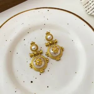 Vintage Stil Gold Perle Blume Ohrringe, elegantes französisches Hof-Design für Frauen.