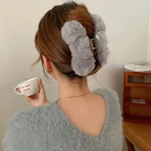 Graue Plüsch Haarklammer Winter Mode Haargreifer flauschiges Haaraccessoire für Damen