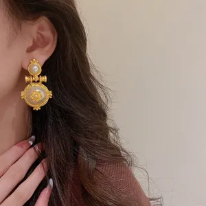 Nahaufnahme Detail von Vintage Perlen Blumen Ohrringen im französischen Hofstil, Gold.