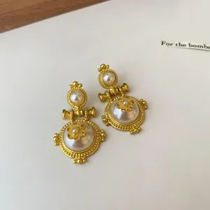 Vintage Perlen Blumen Ohrringe Detailansicht, elegante Palast Stil Schmuck Ansicht