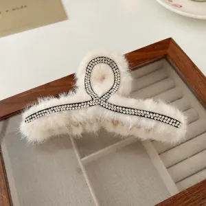Weißer Plüsch Strass Haarklammer, flauschiges Winter Haaraccessoire, elegante Haifischklammer.