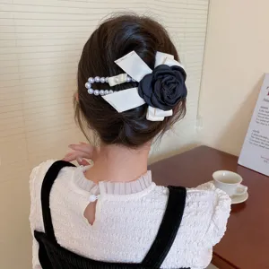 Elegante schwarze Kamelien Haarspange mit weiße Schleife und Perlenkette für Damen Herbst Stil