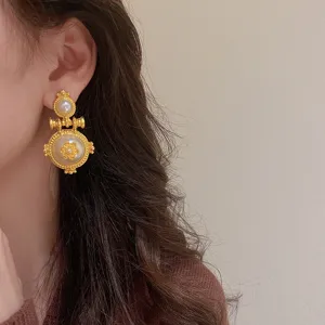 Nahaufnahme Detail von Vintage Gold Perlen Blumen Ohrringen, eleganter Retro Hofstil Schmuck.