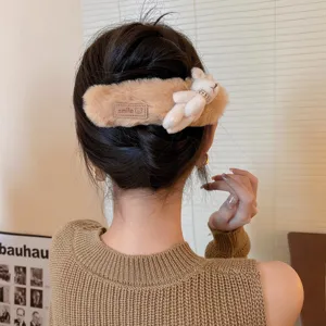 Nahaufnahme des Herbst Winter Plüsch Haarklammer mit süßem Kaninchen, elegante Haarklammer.