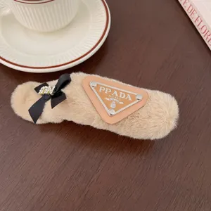 Flauschige Plüsch Haarklammer mit Schleife, stilvolles und warmes Winter Haaraccessoire für Damen.