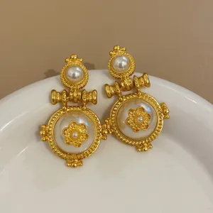 Vintage goldener Perlen Blumen Ohrringe Detail, französischer Palast Stil Schmuck für Damen.