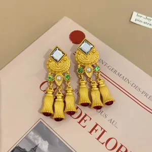 Vintage französische Hofstil goldene hängende Ohrringe mit Perlen, Strass und eleganten Quasten.