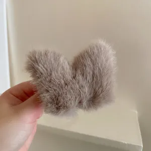 Plüsch Haarklammer Detailaufnahme, weiche Felltextur in Beigeton, ideal für Herbst und Winter.