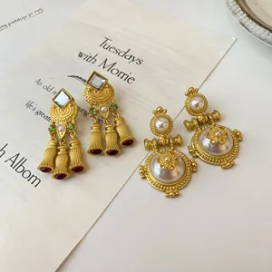 Vintage französische Hofstil Gold Ohrringe mit Strass Quasten und Perlen Blumen Mustern.