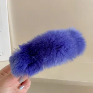 Lila flauschige Haarklammer für Damen, Plüsch Haargreifer für elegante Frisuren im Winter.