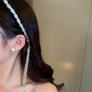 Franse vintage fluwelen haarband met strass steentjes en kwastje, mooi detail shot.