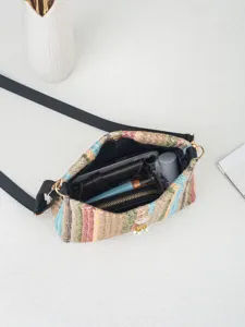 Bunte gewebte Umhängetasche mit Schultergurt und Perlenanhänger für den täglichen Stil.