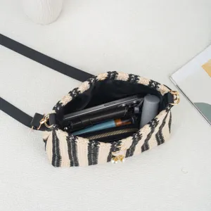 Schwarz-weiße gewebte Umhängetasche mit Perlenanhänger, modische Schultertasche für Damen.