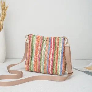 Frische regenbogenfarbene gewebte Umhängetasche für Damen, stilvolle bunte Schultertasche.