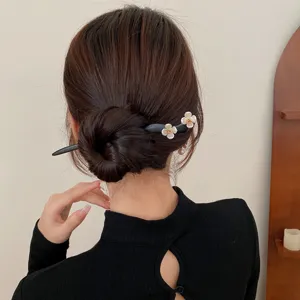 Nieuwe Chinese stijl houten haarspeld met bloemaccenten, elegante knot haarstok accessoire.
