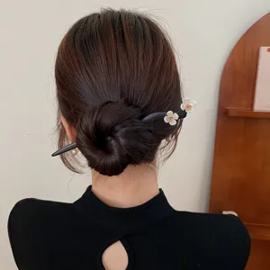 Gedetailleerd overzicht van de elegante Chinese stijl houten haarspeld met witte bloemen.