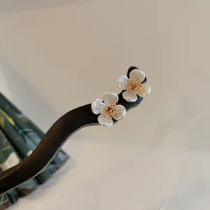 Houten haarspeld in Chinese stijl met prachtige witte bloemen, elegant retro haaraccessoire.