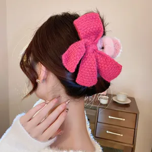 Süße rosa Strick Schleife Haarklammer für Damen, stilvolles Haaraccessoire im Herbst.