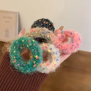 Gemütliches Strick Haargummis Set, weiche flauschige Haarbänder für Damen im Winter.