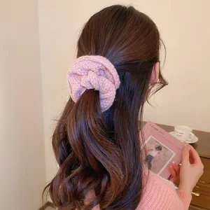 Süßer rosa Strick Haargummi für Herbst und Winter, gemütliches Woll Haaraccessoire für Damen.