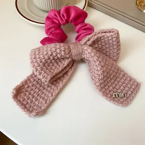 Süßes rosa Strick-Haargummiband mit Kristall-Schleife, modisches Winter-Haaraccessoire.