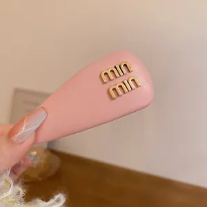 Rosa Leder Haarnadel mit goldenen Metallbuchstaben, süßes Haaraccessoire für Damen.