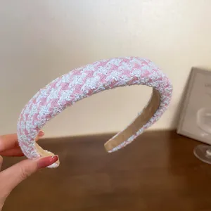 Detailaufnahme des rosa-weißen Hahnentritt-Haarbandes aus Tweed, zeigt feine Struktur und Form.