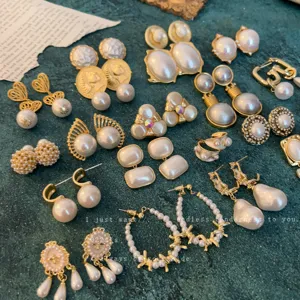 Vintage court style pearl earrings set, elegant French light luxury alloy stud fashion jewelry.