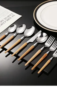 Nahaufnahme Detailansicht des Bestecksets aus Edelstahl mit Holzgriffen, elegantes Design.
