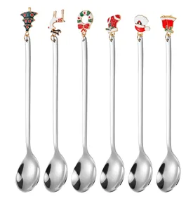 Gedetailleerd overzicht van de kerst roestvrijstalen lepelset met schattige feestelijke hangers.