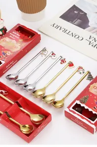 Kerst roestvrijstalen lepelset met schattige feestelijke hangers, gouden en zilveren koffielepels.