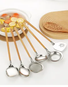 Detalle de utensilio de cocina de acero inoxidable con mango de madera cuchara y espumadera.
