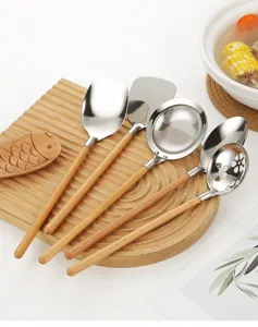 Juego de utensilios de cocina de acero inoxidable con mango de madera detalles.