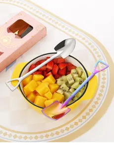 Ensemble de cuillères pelle en acier inoxydable, cuillère à dessert créative dans un bol.