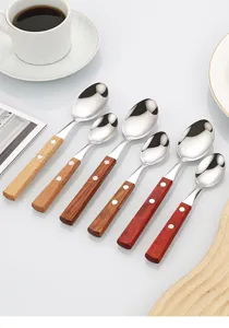 Roestvrijstalen lepels met massief houten handvatten, detailopname van Japans bestek.