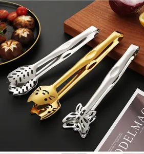 Dettaglio pinza alimentare in acciaio inox, design gatto e farfalla per cucina.