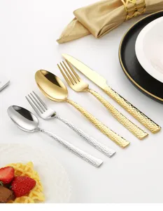 Hämmerte Besteckdetails aus Edelstahl, elegantes Besteckset in Gold und Silber für den Tisch.