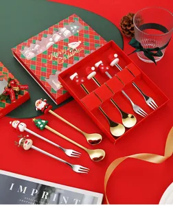 Detailansicht von Weihnachtsbesteck aus Edelstahl mit niedlichen Weihnachtsfiguren.