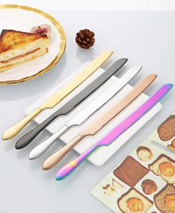 Primer plano detallado de cuchillos para mantequilla de acero inoxidable de colores vivos.